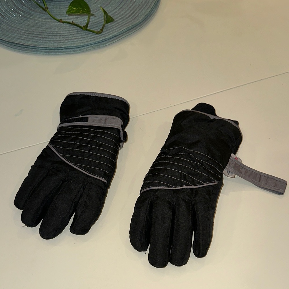 3M Thinsulate Black and Gray Kids Mittens